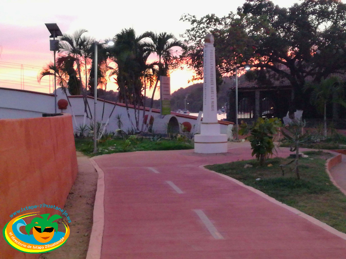 Parque Lineal Zihuatanejo Centro